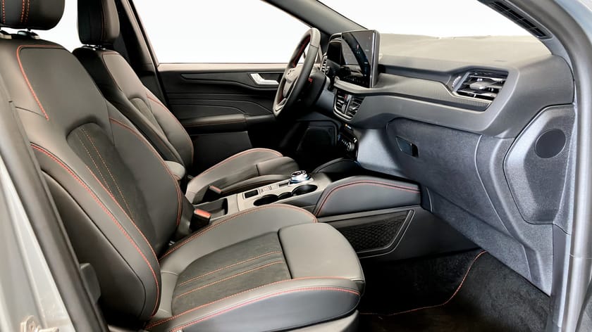 Bild 3 av Ford Kuga Plug-In Hybrid ST-Line X 243hk | Black Edition