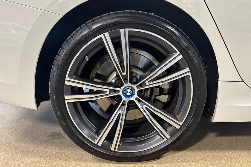 Bild 4 av BMW 330e xDrive Touring M-Sport Moms / Navi / Adaptiv Farthållar