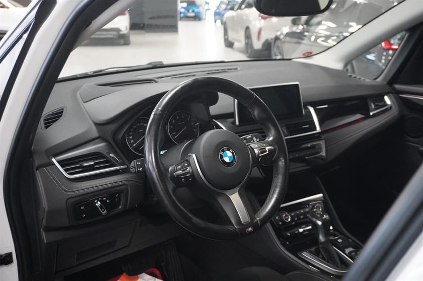 Bild 4 av BMW 225xe Active Tourer Sport Navi HUD Fartpilot Backkamera