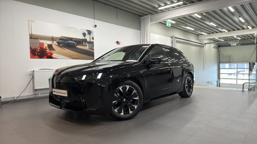 Bild 1 av BMW iX xDrive60 M Sport B&W Pano 4-zon Luft Soft close DAP
