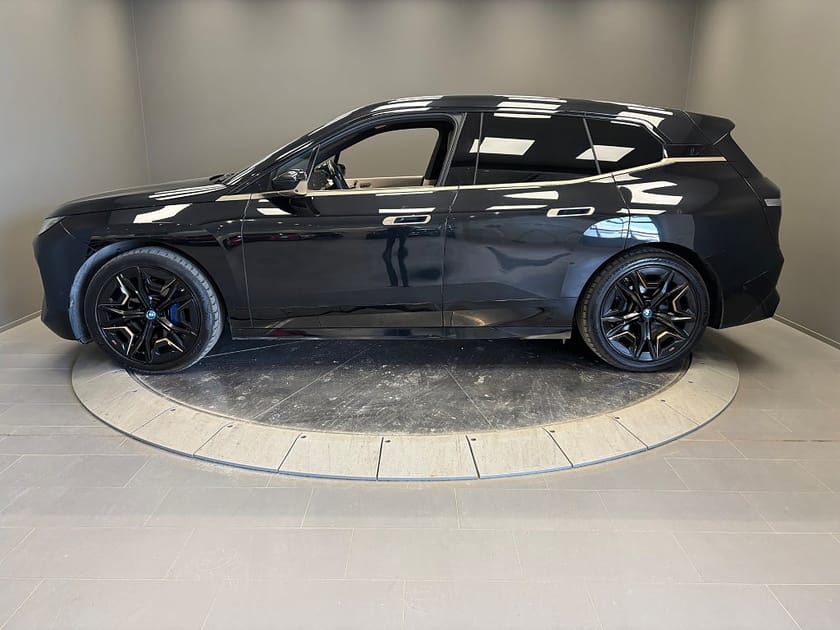 Bild 2 av BMW iX xDrive50 50 Comfort, Sportline LaserLight HK Ljud Dragkrok