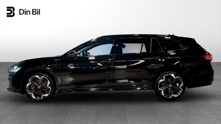 Bild 2 av Škoda Superb iV Kombi Sportline 204 hk DSG / Pano / Drag / 360