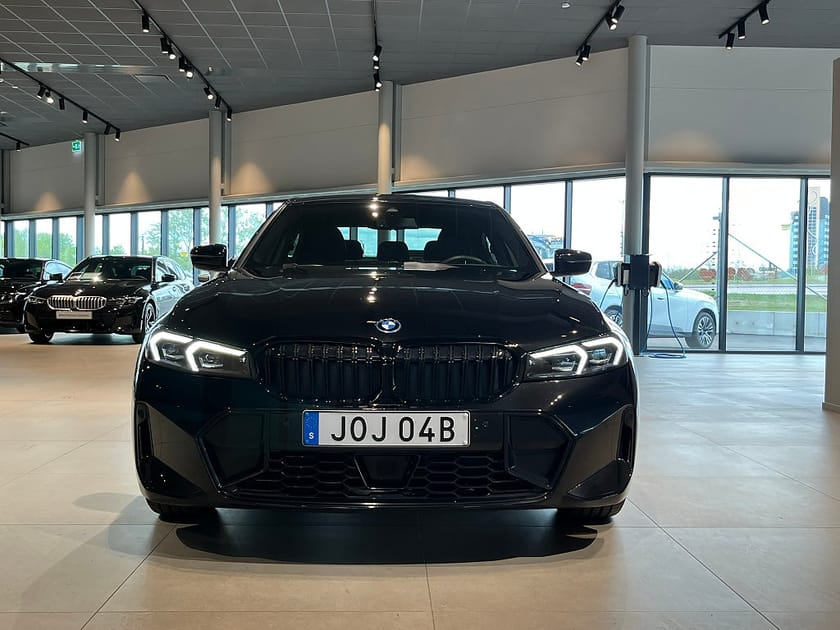 Bild 2 av BMW 330e xDrive Sedan M Sport Pro Harman Kardon Adapt Farth Drag 4,95%