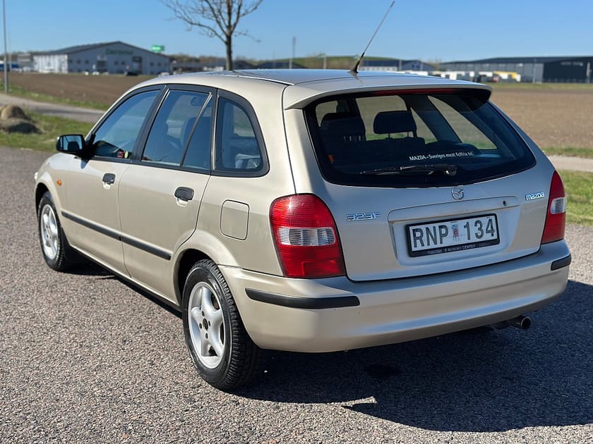 Bild 5 av Mazda 323F 3 23F 1.9 Lågmilare