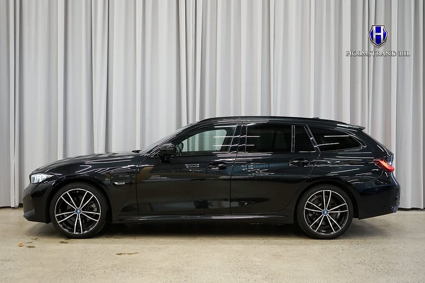Bild 1 av BMW 330e xDrive Touring M Sport Shadow Drag Hifi HUD Kamera 19"