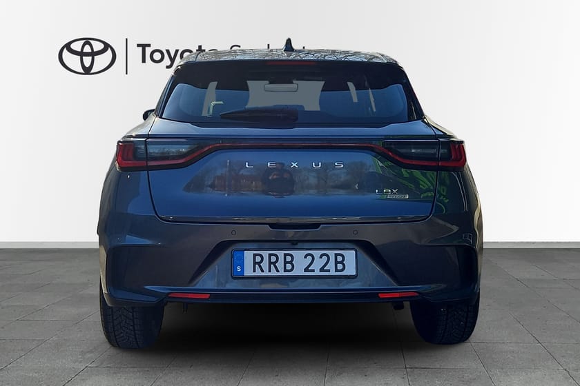 Bild 5 av Lexus LBX P-sensorer bak, P-sensorer fram, Backkamera, Rattvärme, Dödavinkelvarnare, Vinterhjul