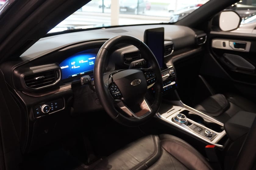 Bild 2 av Ford Explorer Plug-In Hybrid Platinium 3.0T Panorama 457hk