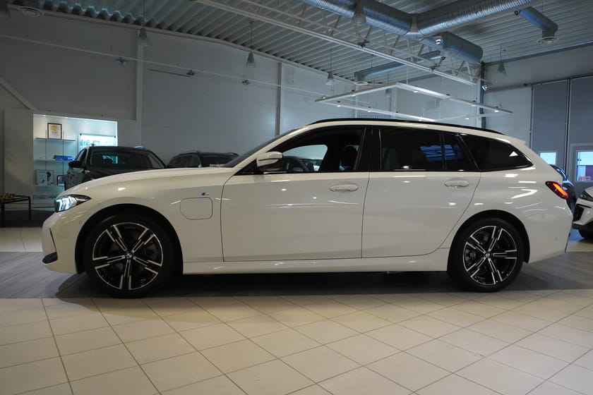 Bild 3 av BMW 330e Touring M-Sport Drag Kamera Tonade Apple CarPlay 292hk