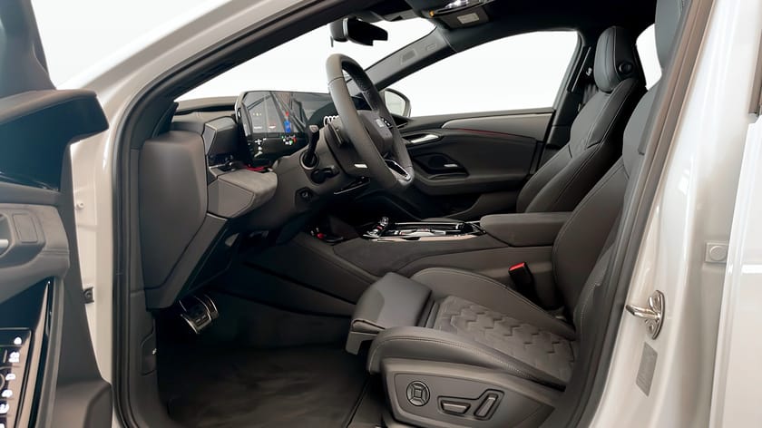 Bild 2 av Audi A6 Sportback e-tron quattro Vit elegans. Elektrisk dominans.