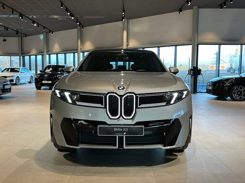 Bild 2 av BMW iX3 50 xDrive Supercharged Panorama D/A Plus HK