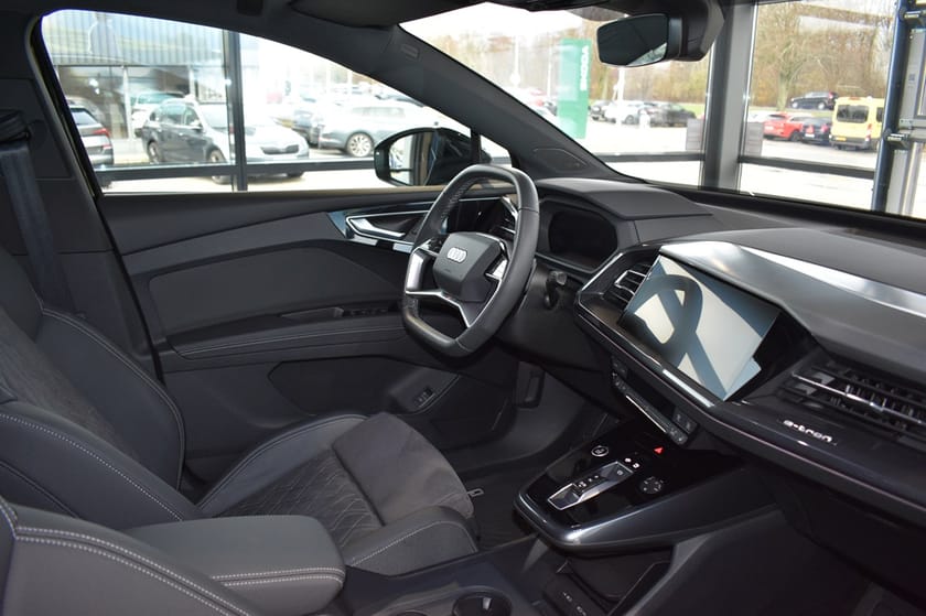 Bild 4 av Audi Q4 45 e-tron quattro 210 kW / 286 HK S-LINE