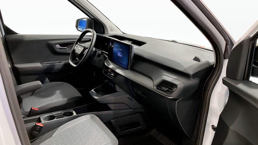 Bild 3 av Ford E-Transit Courier Limited | Skåp | 15,000 att ladda för | DEMO |
