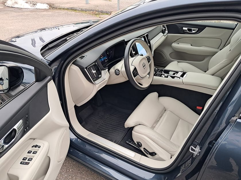 Bild 2 av Volvo V60 T6 Recharge Plus Dark plug in AWD 350HK 4x4 Panorama Läder