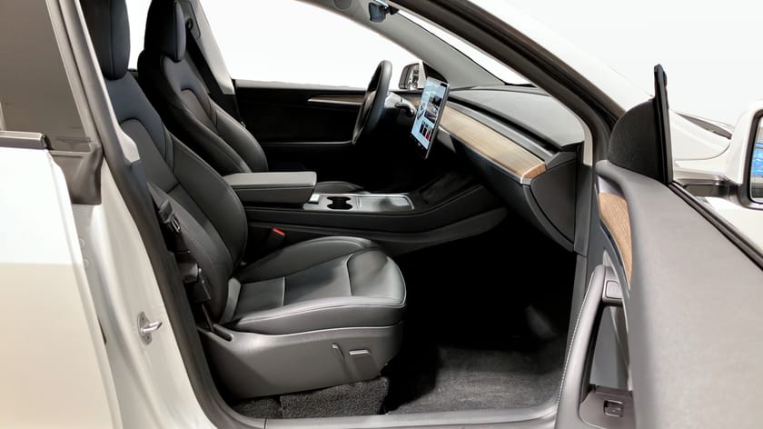 Bild 3 av Tesla Model Y Long Range AWD Longe Panorama Moms