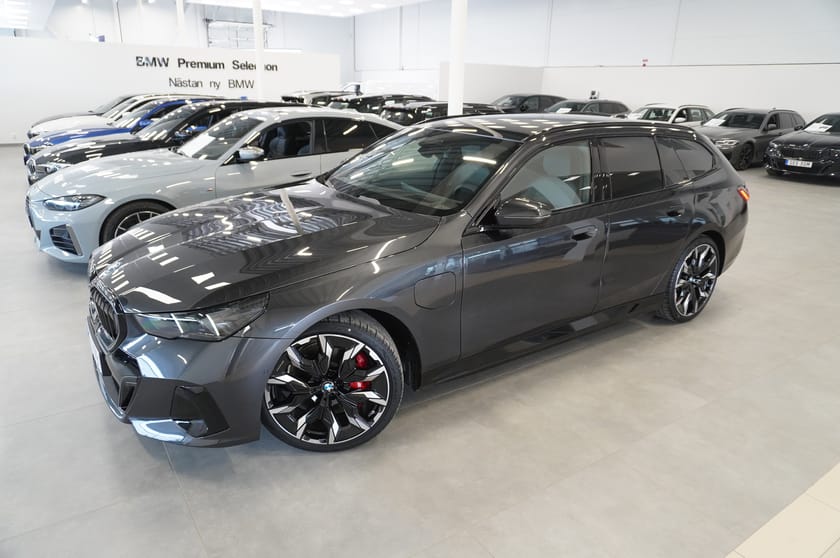 Bild 2 av BMW 550e xDrive Touring M Sport Pro Business Ed Drag DA Pro B W