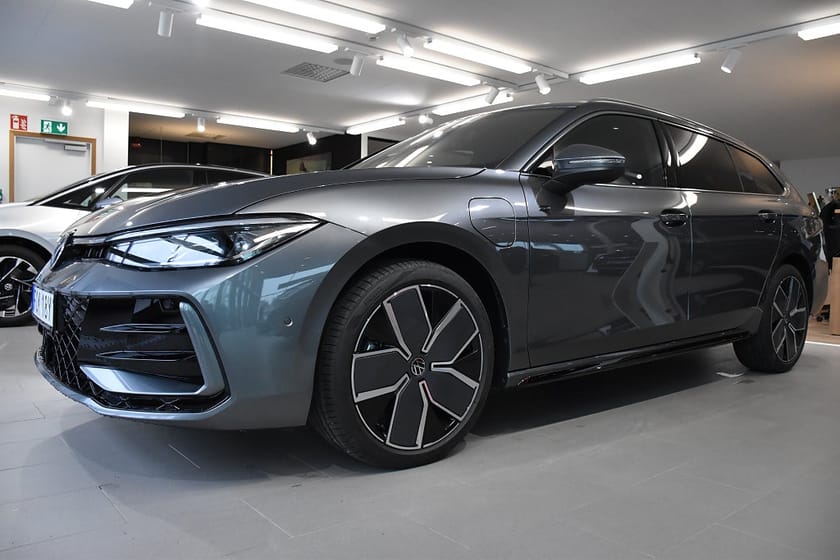 Bild 1 av Volkswagen Passat Variant eHybrid 272hk R-Line SWE Edition