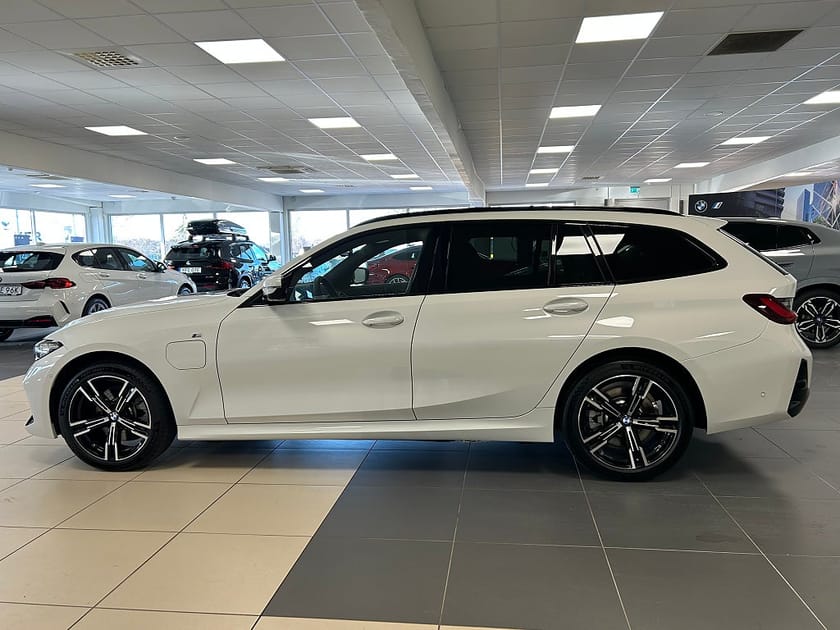 Bild 3 av BMW 330e xDrive Touring M-Sport Adaptiv Farthållare Rattvärme