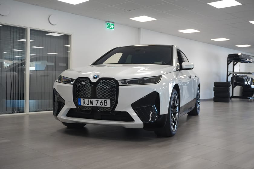 Bild 2 av BMW iX xDrive40 Sportpaket Innovation Exclusive Comfort Soft Drag hk