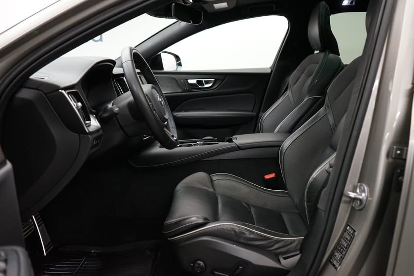 Bild 5 av Volvo V60 Recharge T8 R-Design T, Taklucka, HarmanKardon PremiumSound, Dragkrok