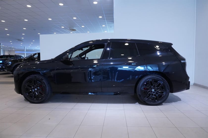 Bild 3 av BMW iX xDrive60 M Sport Pro Supercharged Drag B W DA Pro