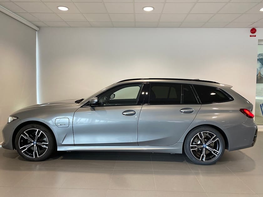Bild 2 av BMW 330e xDrive Touring 4,95% ränta M-Sport Drag Rattvärme