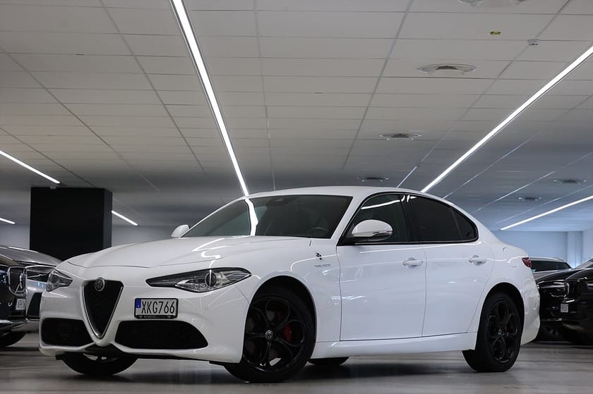 Bild 3 av Alfa Romeo Giulia Veloce Q4 T 280hk B-kamera Keyless Skinn MOMS