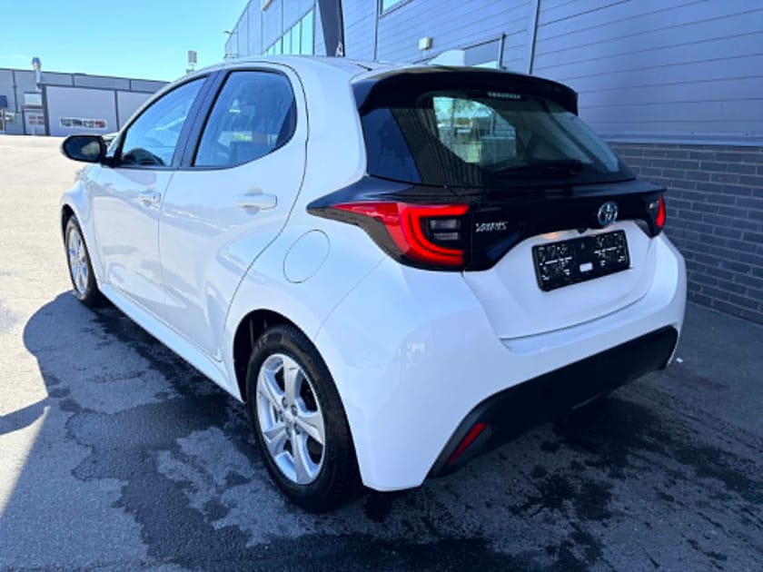 Bilde 2 av Toyota Yaris Hybrid Active Tech I Lav km I Kompl. service I