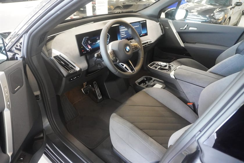 Bild 2 av BMW iX xDrive60 Fully Charged M Sport Pro Ed Drag DA Pro H K