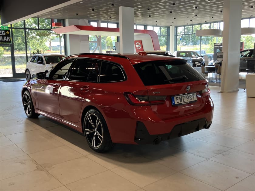 Bild 3 av BMW 330e xDrive Touring LCI M Sport Drag HiFi Aktivfart Kamera Rattvärme Navi