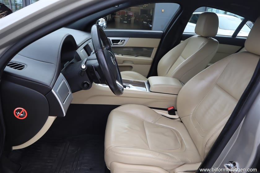 Bild 4 av Jaguar XF 2.2 TDi4 RWD 200hk Dragkrok Automat Skinn Svensksåld