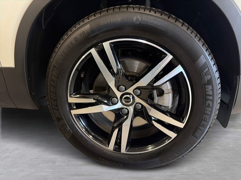 Bild 3 av Volvo XC40 B3 FWD Bensin Plus Dark, Klimatpaket, Förarstödspaket, Tonade rutor, Elmanövrerade stolar fram, Parkeringskamera bak