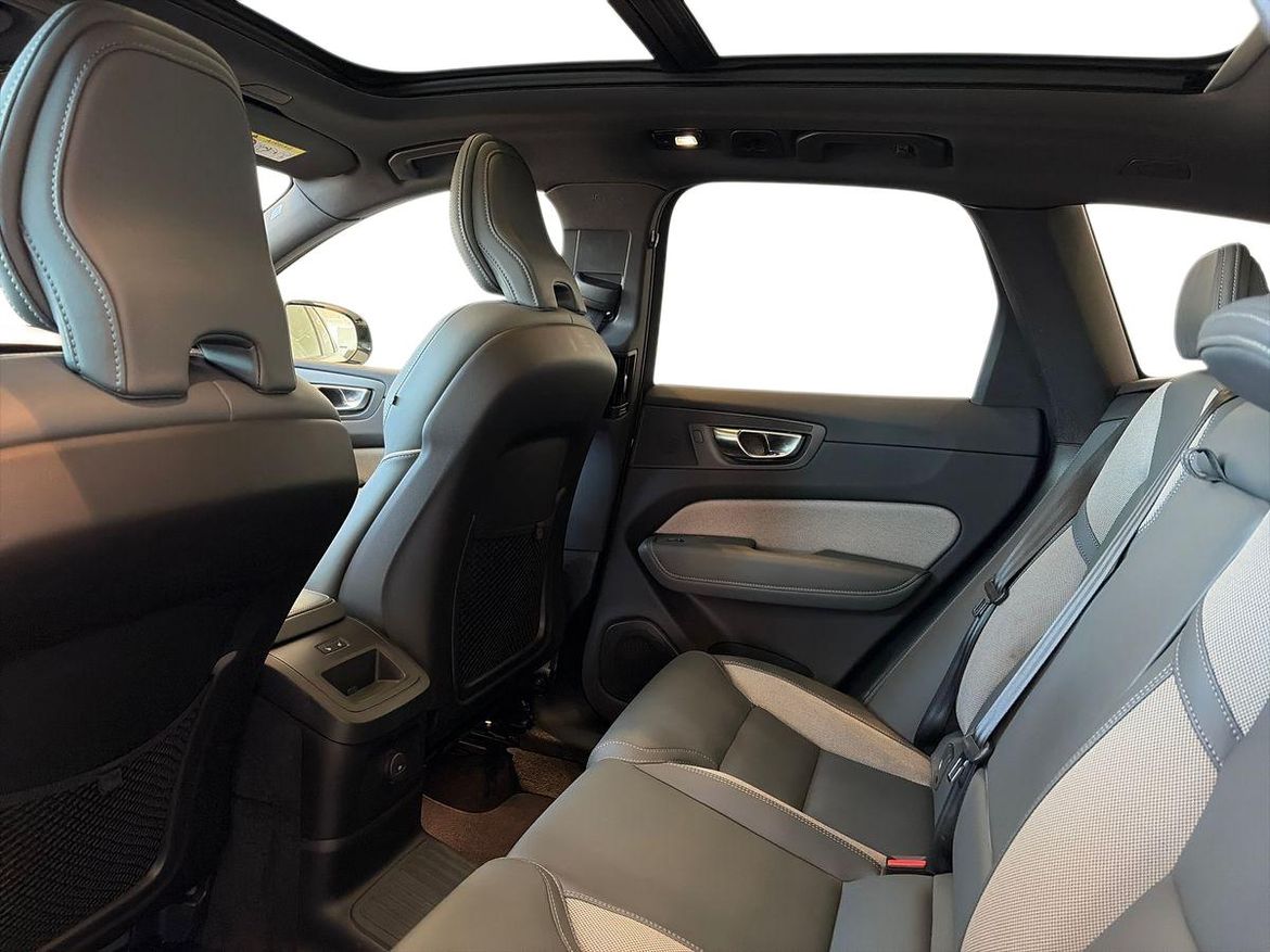 Volvo XC60 2022 - miniatyr 10