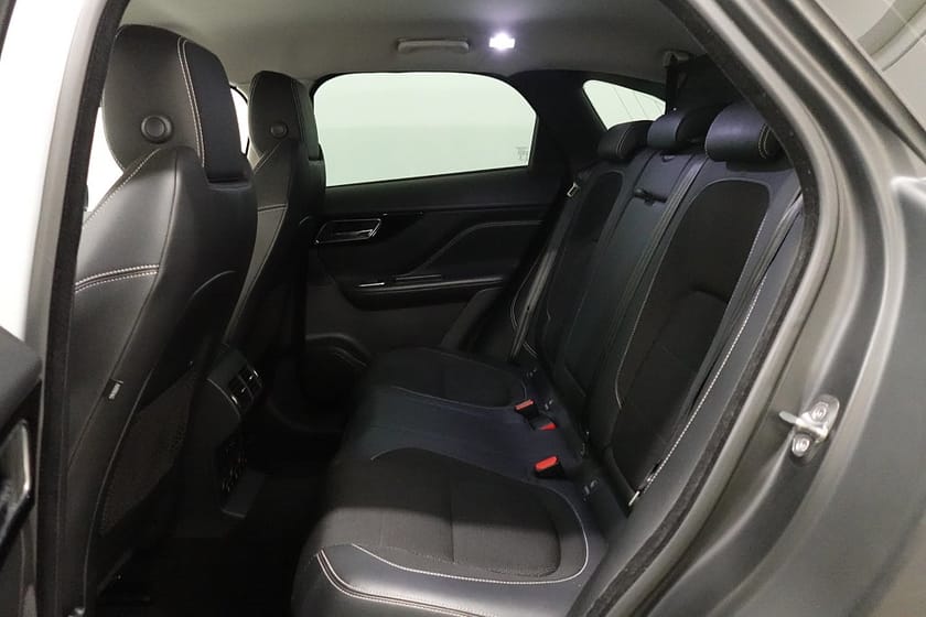 Bild 5 av Jaguar F-Pace 20d AWD R-Sport Drag Cockpit Meridian Kamera Nyservad