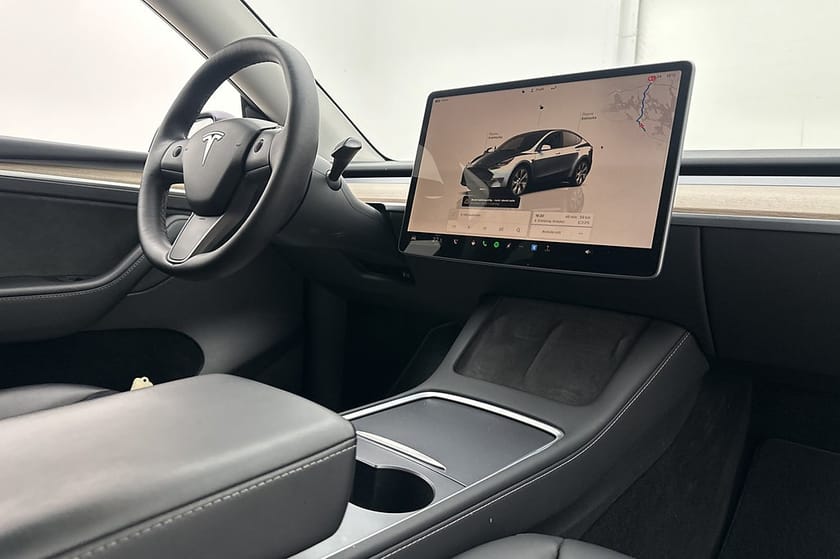 Bild 4 av Tesla Model Y Long Range AWD AP Drag Kamera Svensksåld