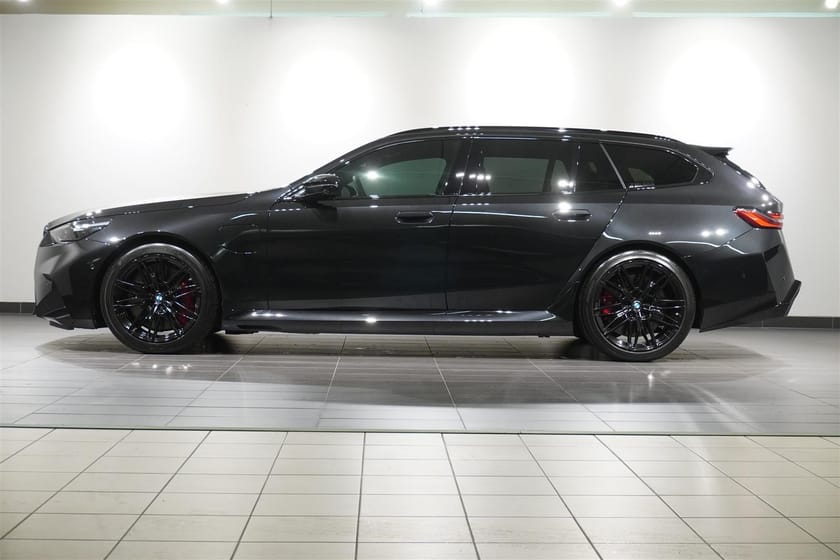 Bild 2 av BMW M5 Touring Plug-In Hybrid M Drivers Panorama B W Drag