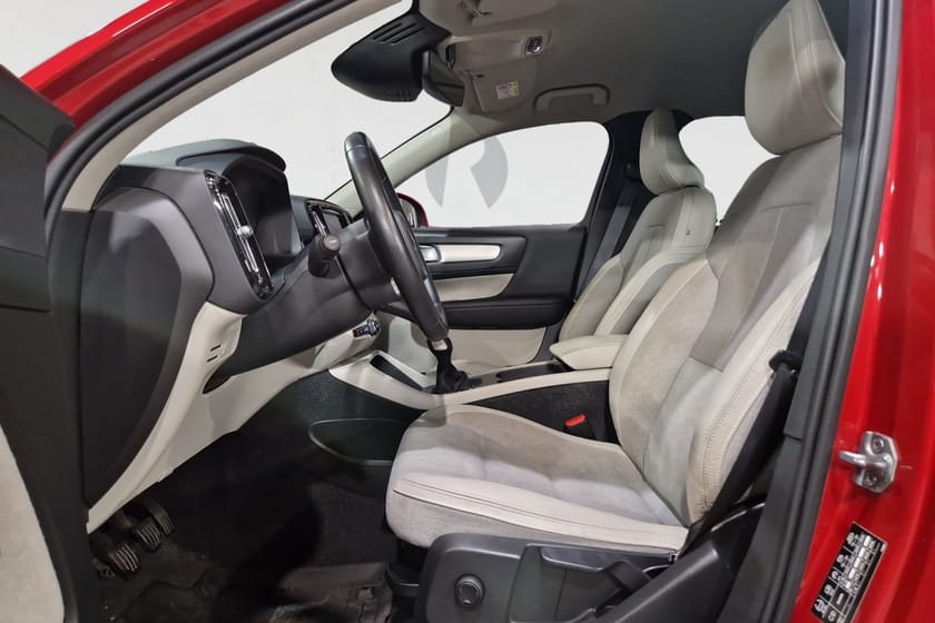 Bild 3 av Volvo XC40 T3 156 HK MOMENTUM VOC DRAG B-VÄRM LED 2ÄGARE 18"