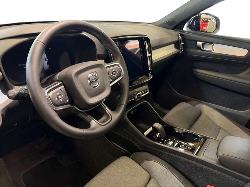Bild 5 av Volvo XC40 B3 FWD Bensin Plus Dark, Klimatpaket, Förarstödspaket, Tonade rutor, Elmanövrerade stolar fram, Parkeringskamera bak