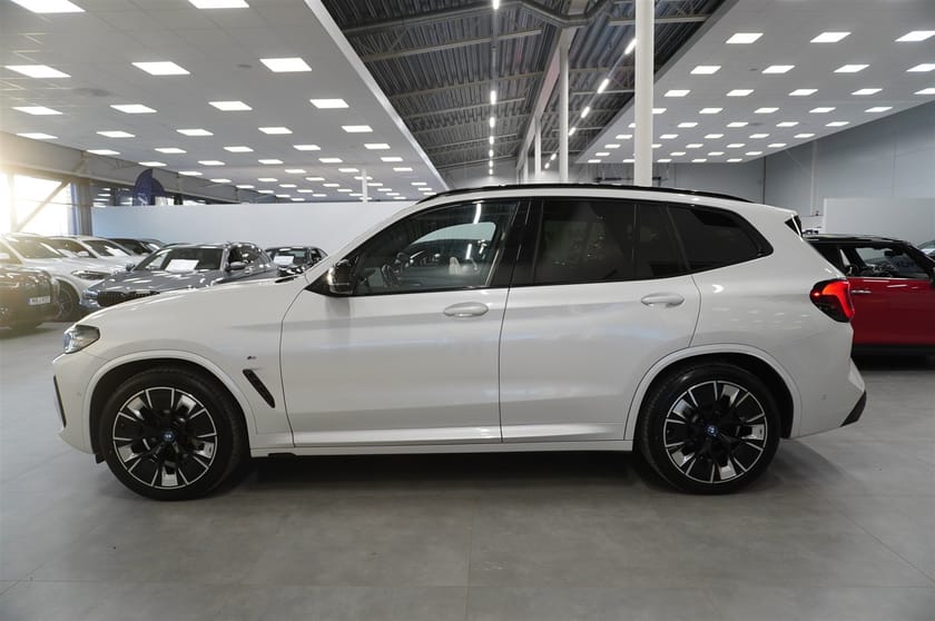 Bild 2 av BMW iX3 M-Sport Charged Plus Batteri 99 % Elstol Panorama Drag hk 20