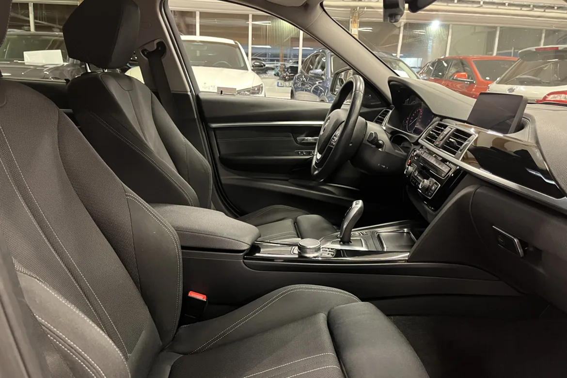 BMW 330i xDrive Touring
