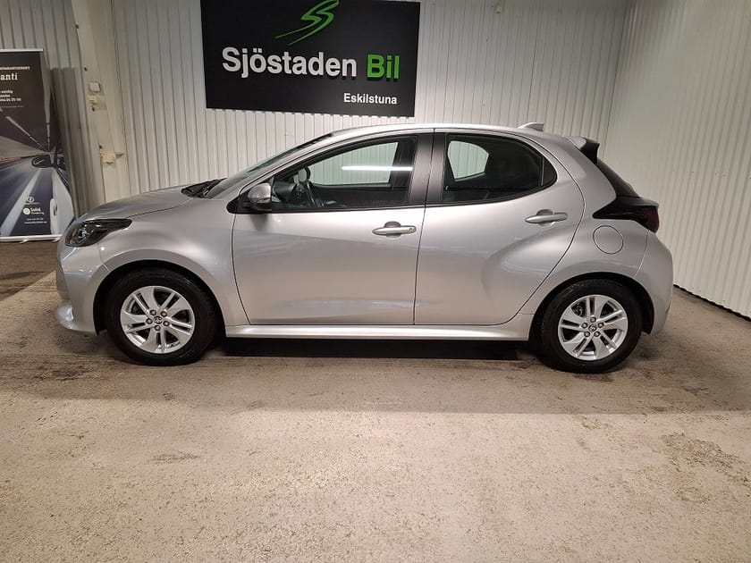 Bild 2 av Toyota Yaris Hybrid CVT Active Safe Sense Drag Motorvärmare 1 ägare