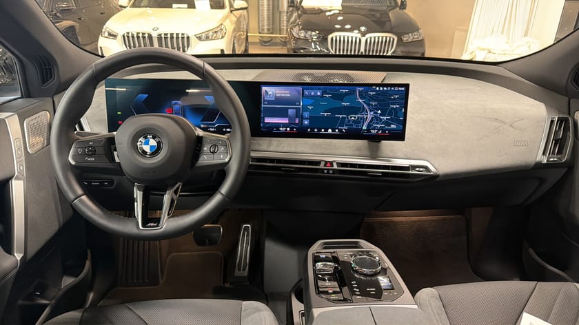 Bild 4 av BMW iX xDrive60 M Sport B&W Pano 4-zon Luft Soft close DAP