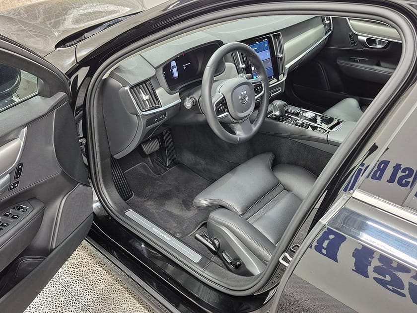 Bild 2 av Volvo V90 T6 Recharge Core Bright plug in 350HK 4x4 Läder