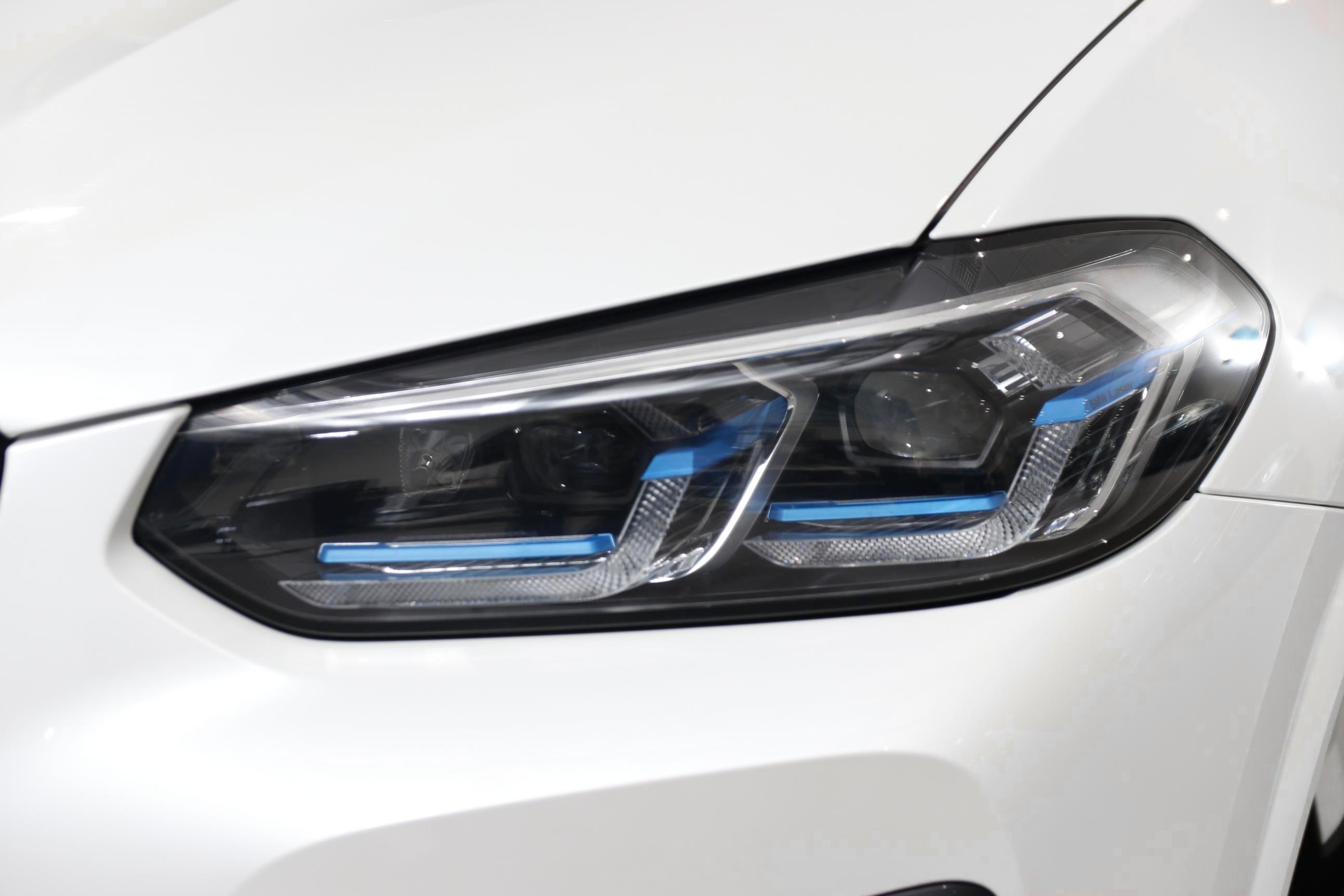 Thumnail bilde 3 av BMW iX3