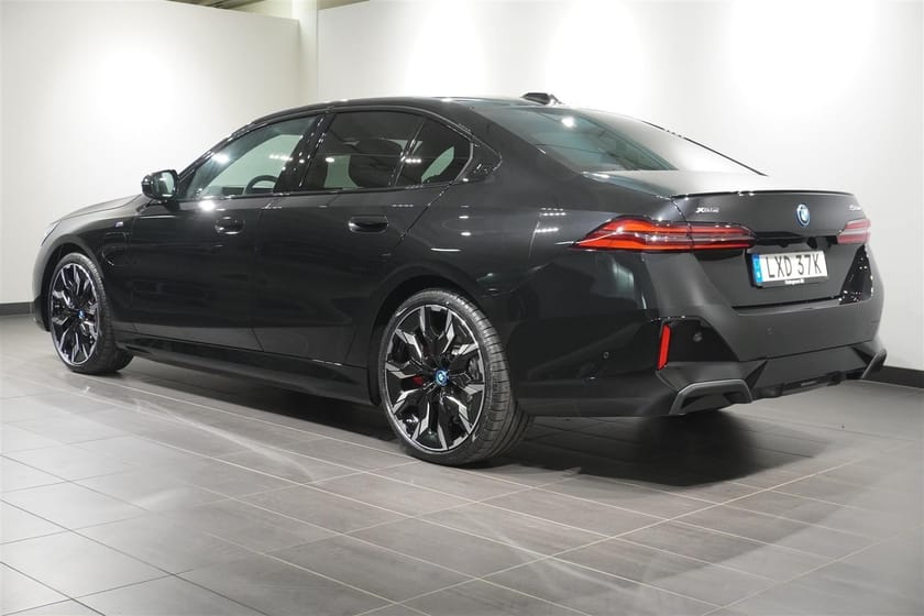 Bild 3 av BMW 550e xDrive Sedan M Sport Pro DA Pro B W Drag