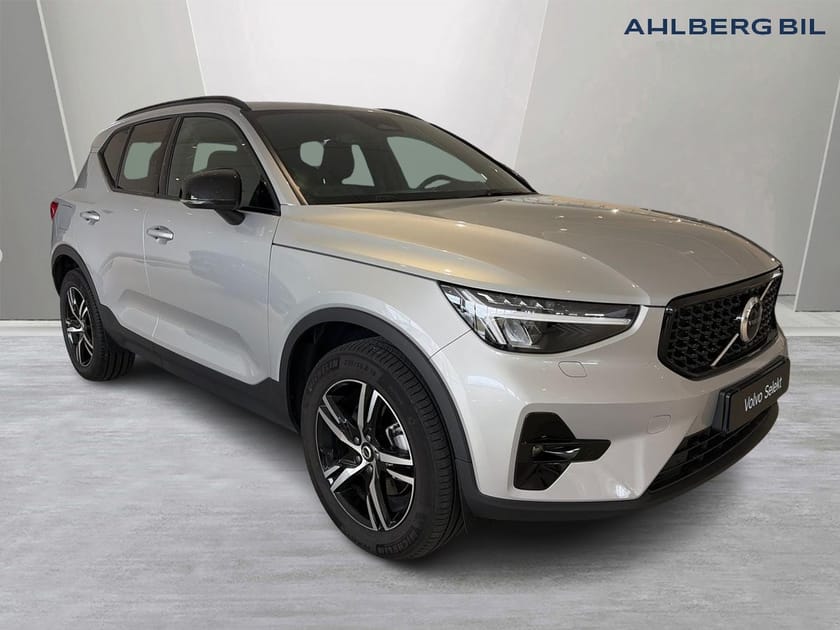 Bild 1 av Volvo XC40 B3 FWD Bensin Plus Dark, Klimatpaket, Förarstödpaket, Parkeringskamera Bak, Baklucka Elmanövrerad, Google Maps