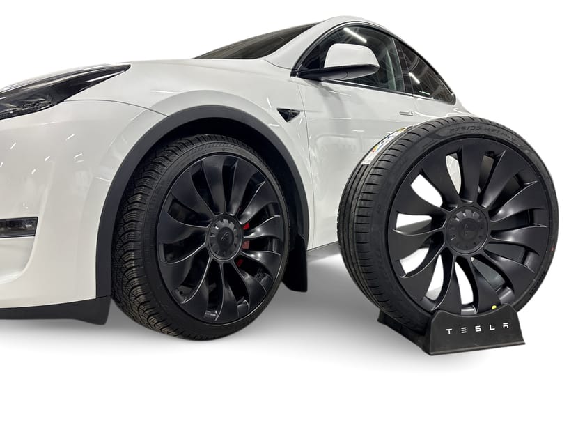 Bild 2 av Tesla Model Y Performance Certified Pre-Owned. 3,84% ränta. Dragkrok. Vinterdäck på originalfälg