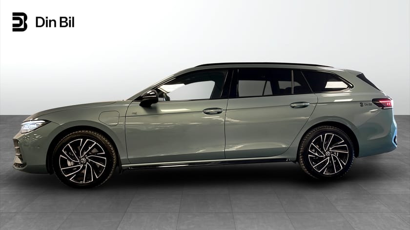 Bild 2 av Volkswagen Passat Variant eHybrid R-line 272hk Panorama/vinterhjul