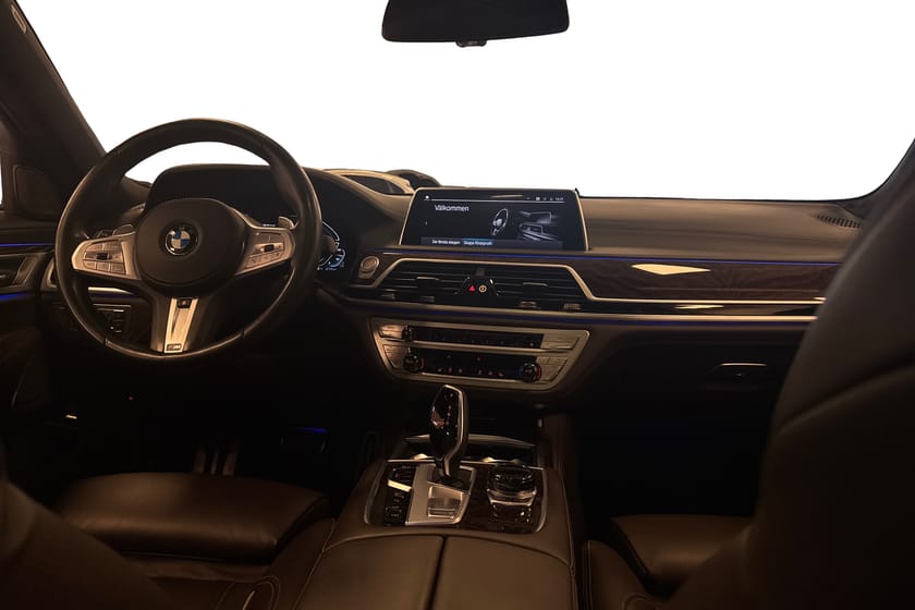 Bild 2 av BMW 745e Steptronic M Sport/H&K/Aktiv styrning/glastak/Komfort Kampanj