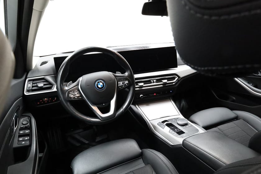 Bild 5 av BMW 330e xDrive Touring | Aktiv fartpilot | HUD | Rattvärme