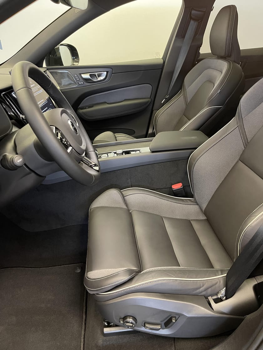 Bild 5 av Volvo XC60 T6 Plus Black Nordic Edition / Luftfjädring / Dragkrok / Tonade rutor /